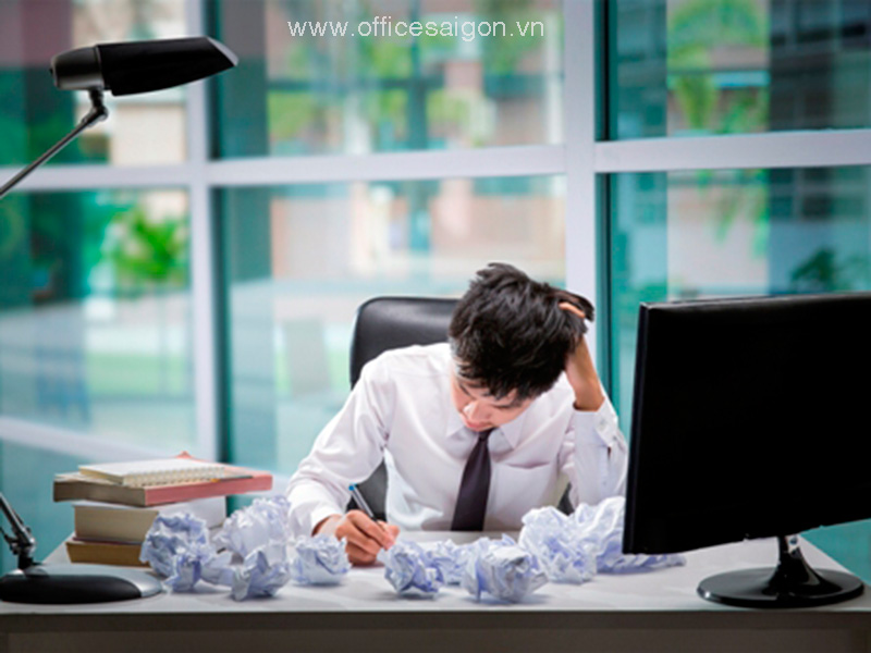 Làm việc quá sức dẫn đến các bệnh dạ dày