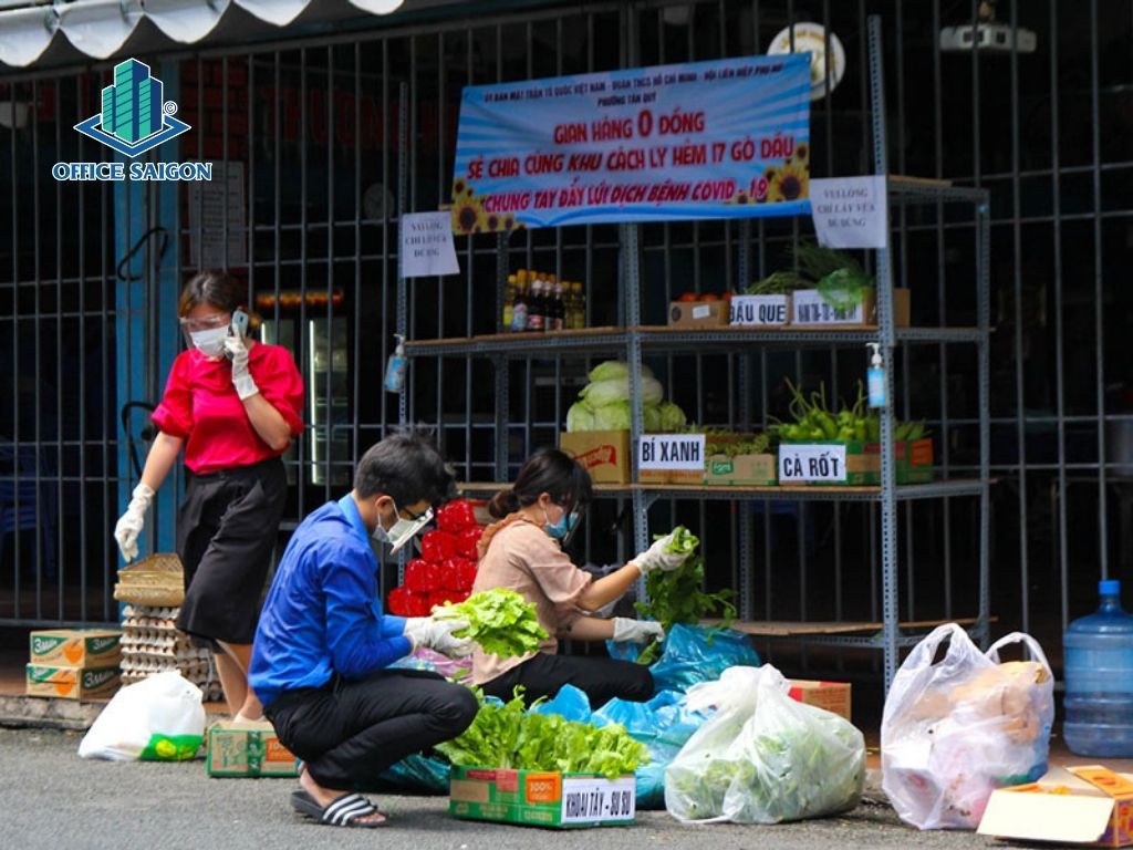 Quầy thực phẩm được cung cấp cho người dân tại khu cách ly