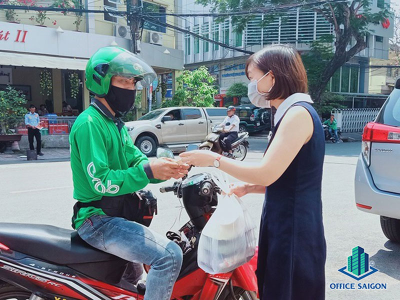 Dịch vụ gọi món giao tận nhà là lựa chọn hàng đầu trong mùa dịch Covid-19