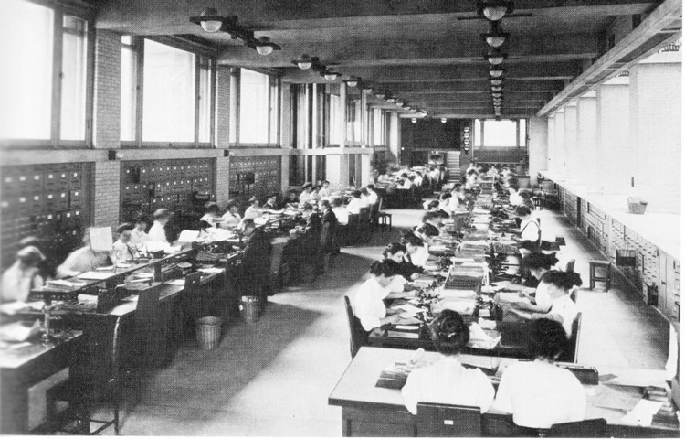 Mô hình văn phòng mở đầu tiên những năm 1900 với những dãy bàn dài đơn điệu