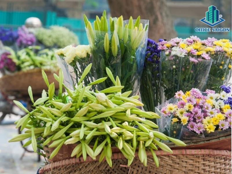 Hà Nội tháng 4 đầy ắp những gánh xe hoa