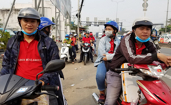 Chuẩn bị quà cho cá bé ở mái ấm Thiên Phước