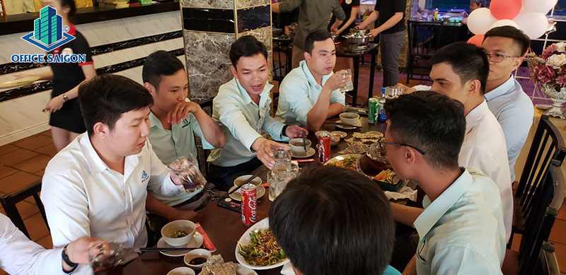 Hoat dong mung sinh nhat nhan vien thang 11 cua Office Saigon