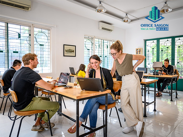 Chỗ ngồi Hot Desk trong không gian coworking tại The Hive Villa