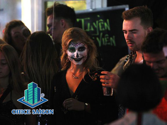 Cùng du khách nước ngoài vui chơi Halloween tại Phố Tây Bùi Viện
