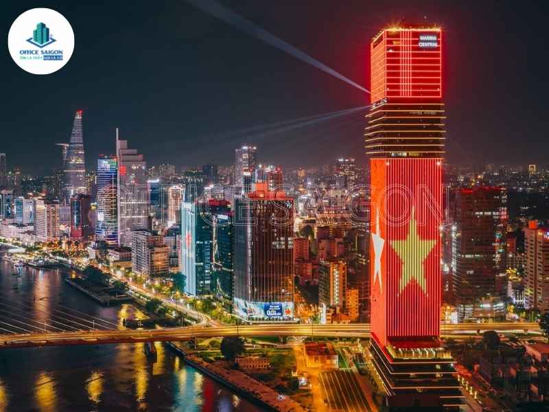 Tòa nhà Saigon Marina IFC nổi bật về đêm tại trung tâm TP.HCM