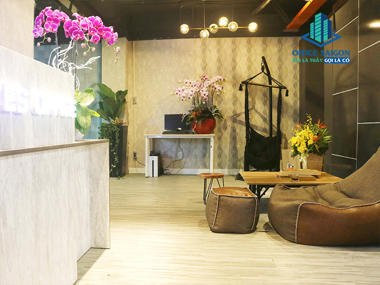 Khu lễ tân, treo bảng tên văn phòng ảo tai Yes Office Nguyễn Huệ Quận 1