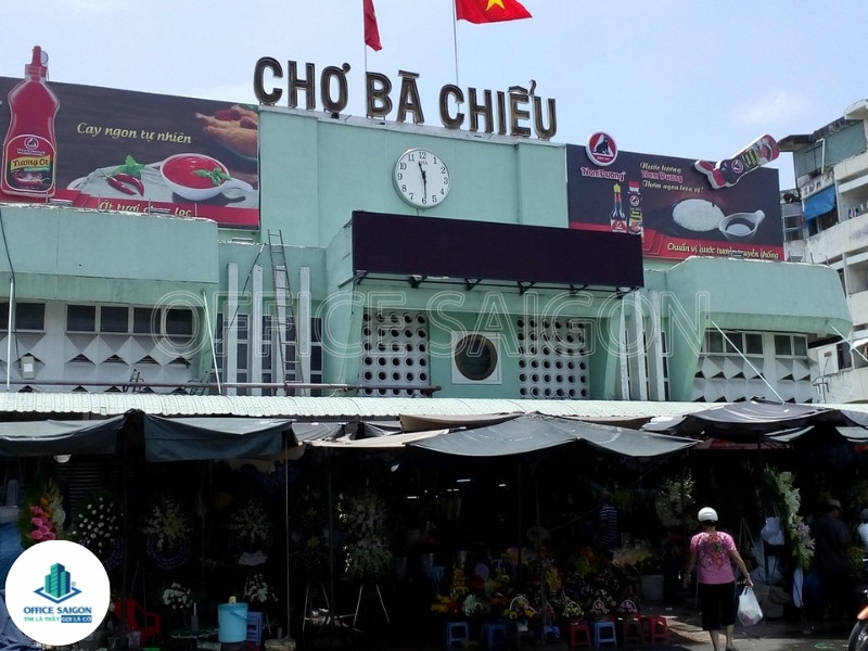 Siêu thị và chờ truyền thống gần Hàng Xanh