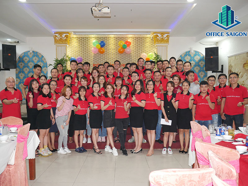 Đón mừng Giáng Sinh 2020 cùng Office Saigon - Leader Real Group.