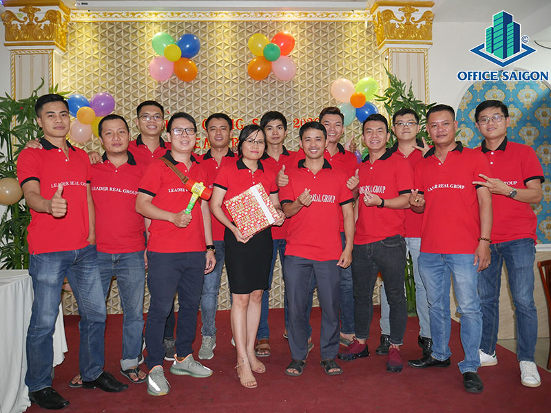 Đón mừng Giáng Sinh 2020 cùng Office Saigon - Leader Real Group.