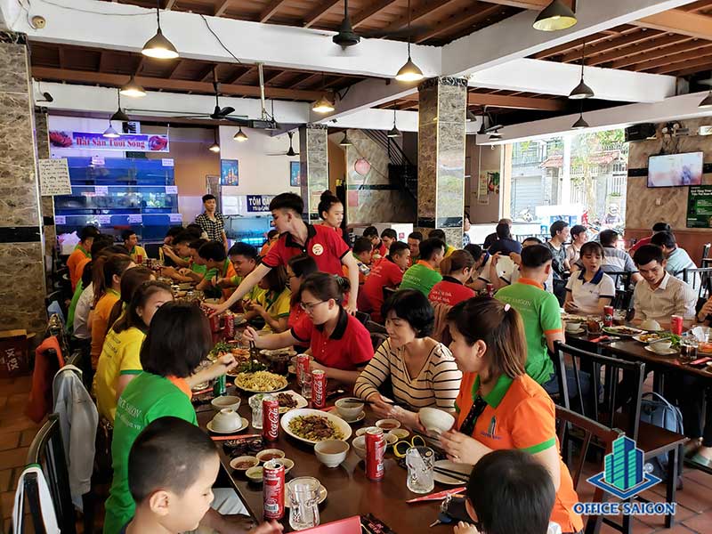 Hoat dong mung sinh nhat nhan vien cua Office Saigon