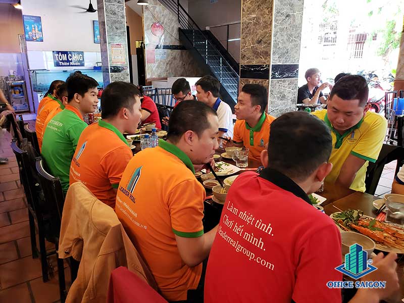 Hoat dong mung sinh nhat nhan vien cua Office Saigon