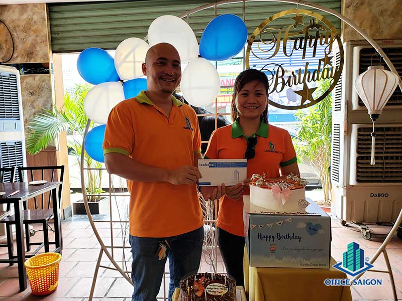 Hoat dong mung sinh nhat nhan vien cua Office Saigon
