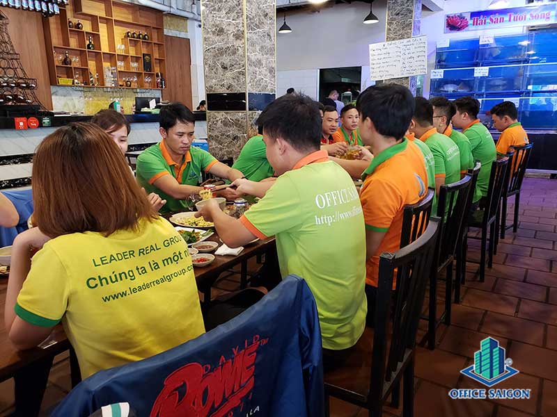 Hoat dong mung sinh nhat nhan vien cua Office Saigon