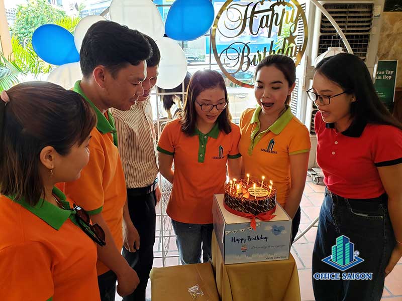 Hoat dong mung sinh nhat nhan vien cua Office Saigon