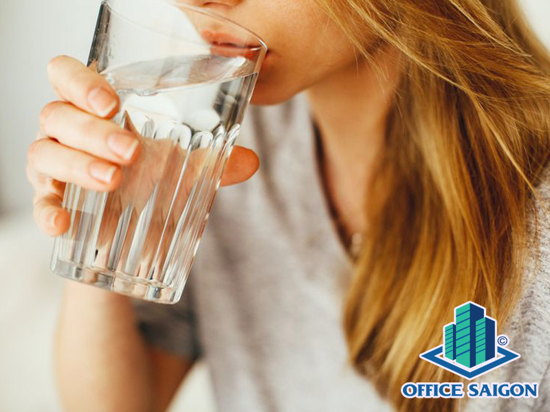 Súc miệng với nước muối sinh lý để làm sạch khoang miệng.