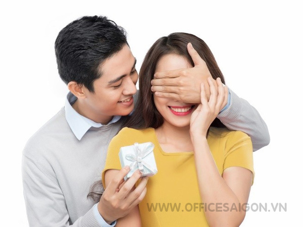 Lương thì đưa hết nhưng quà 20/10 vẫn phải tặng.