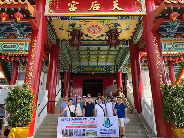 Phan thuong cho nhan vien xuat sac nam 2018 cua Office Saigon