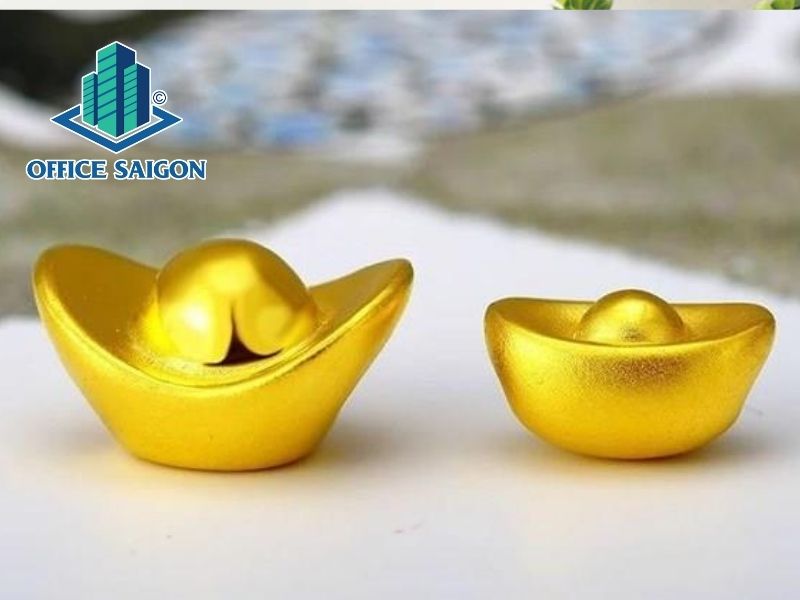 Thỏi vàng vật phẩm phong thủy thường được đặt trên bàn làm việc của người mệnh Kim