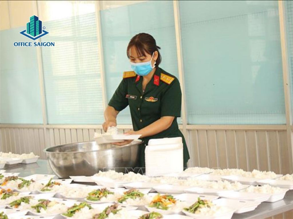 Suất ăn đầy dinh dưỡng cho người ở khu cách ly tập trung