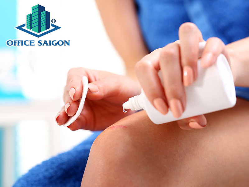 Thuốc sát trùng cần thiết để vệ sinh vết thương.