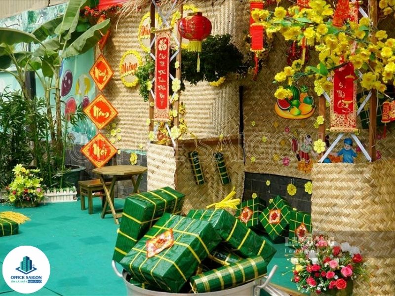 Trang trí Tết văn phòng với mô hình bánh chưng, mâm ngũ quả