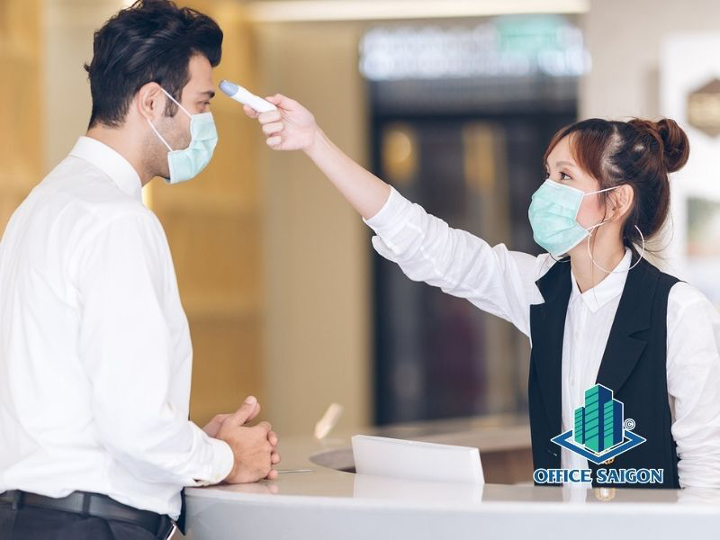 Đo nhiệt đô trước khi vào văn phòng làm việc