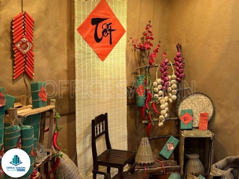 Vật liệu đơn giản để trang trí Tết thường làm từ giấy, gỗ, vải, và tre