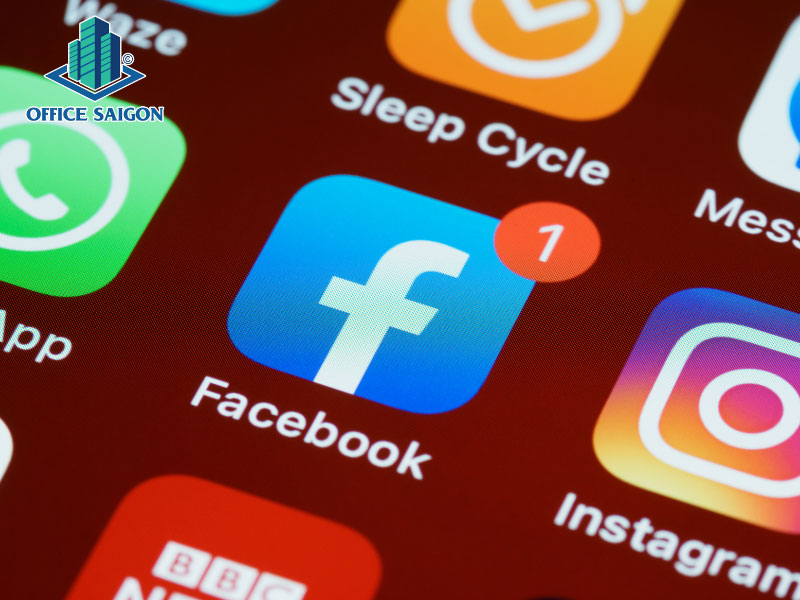 Logo và tên thương hiệu của ứng dụng Facebook.