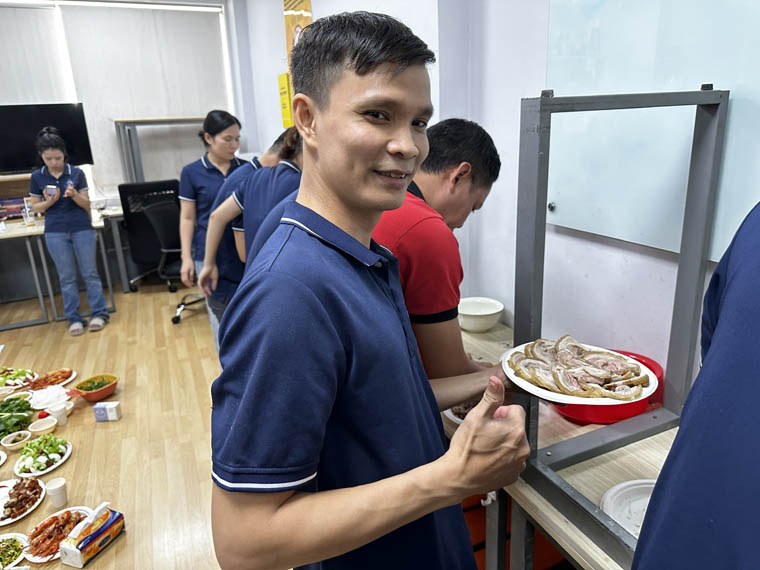 Giáng Sinh 2024 rộn rã tiếng cười tại Office Saigon